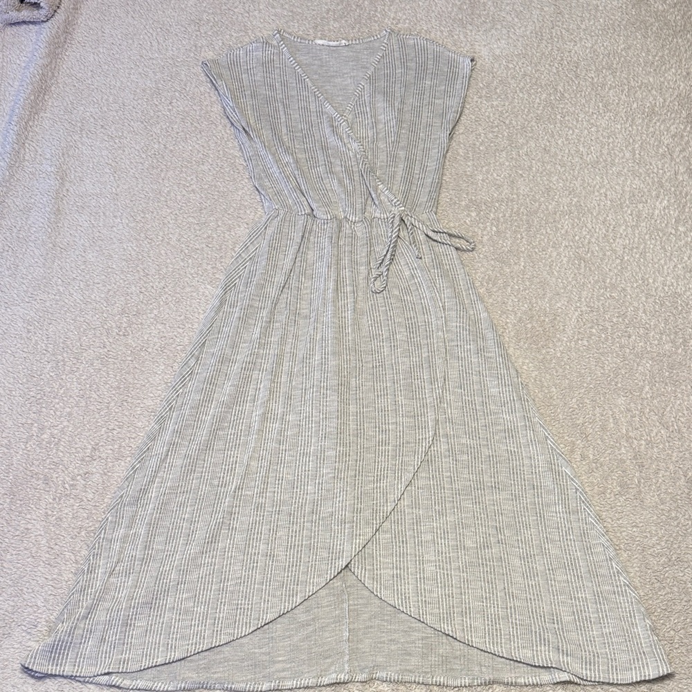 🤍 Caution to the Wind Gray Wrap Midi Dress – Women’s Size - Small